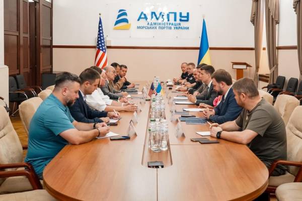 Келлог увійшов до України: побував в Одеському порту та ознайомився з наслідками російських атак 9
