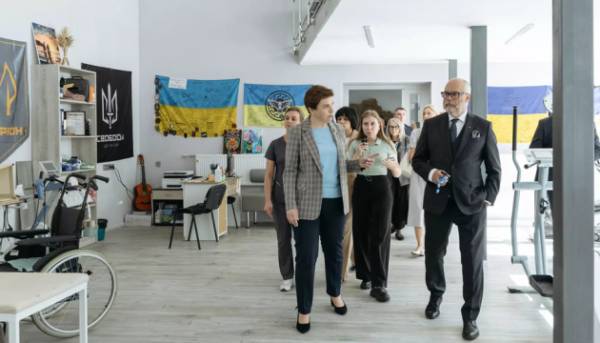 Глава Естонії побував у реабілітаційному центрі в Київській області