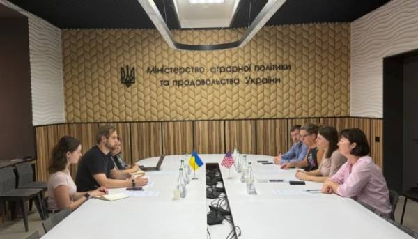 Україна, після російських нападів, попросила Сполучені Штати допомогти з придбанням зерносховищ. 21