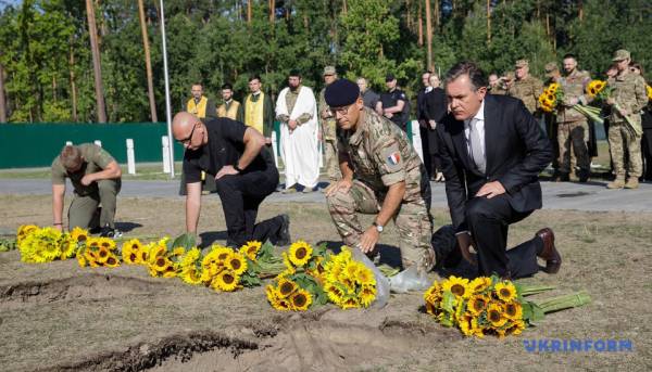 Ще троє невідомих захисників знайшли останній спочинок на Національному військовому меморіалі. 12 Ще троє невідомих захисників знайшли останній спочинок на Національному військовому меморіалі. 12