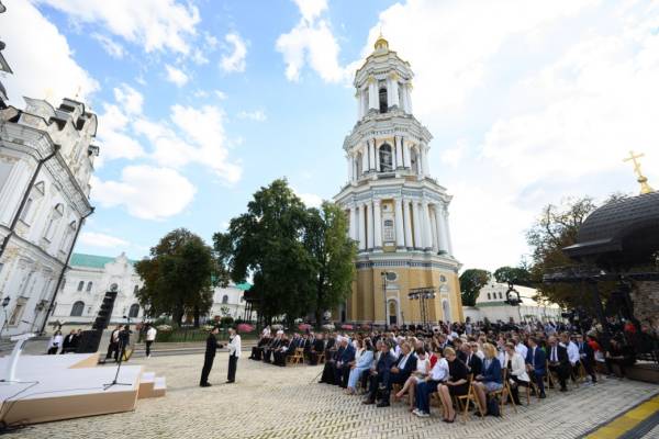 Глава держави вручив відзнаки з нагоди 975-річчя Києво-Печерської лаври 4 Глава держави вручив відзнаки з нагоди 975-річчя Києво-Печерської лаври 4