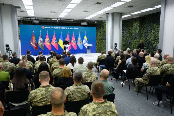 Зеленський презентував Хмару співробітникам Міноборони 7 Зеленський презентував Хмару співробітникам Міноборони 7