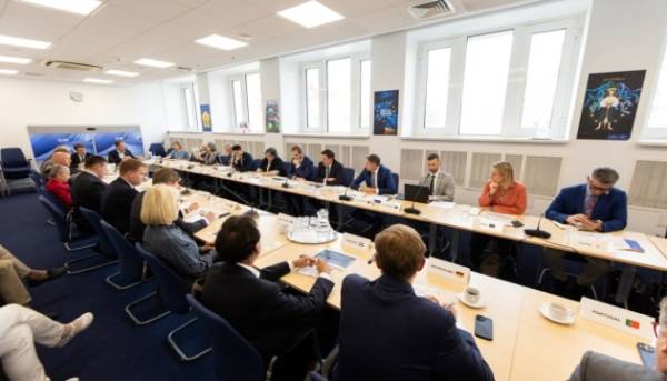 Україна просить ЄС запровадити спільний механізм допомоги сільськогосподарським виробникам, оскільки атаки на порти ставлять під загрозу експорт. 8