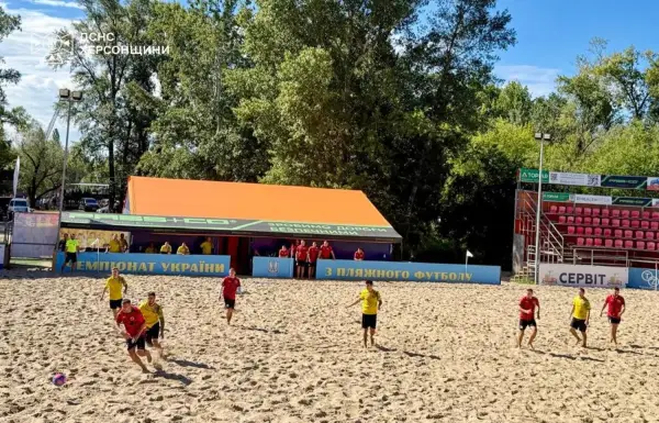 Рятувальники Херсонщини здобули бронзу на Чемпіонаті України з пляжного футболу 4 Рятувальники з Херсонщини посіли третє місце на Чемпіонаті України з пляжного футболу. Фото ДСНС Херсон