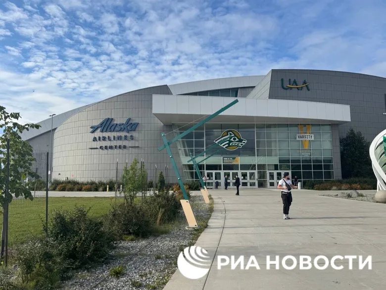 Пропагандисти Кремля вже на Алясці, їм видали розкладачки. Путін спочатку полетів у Магадан